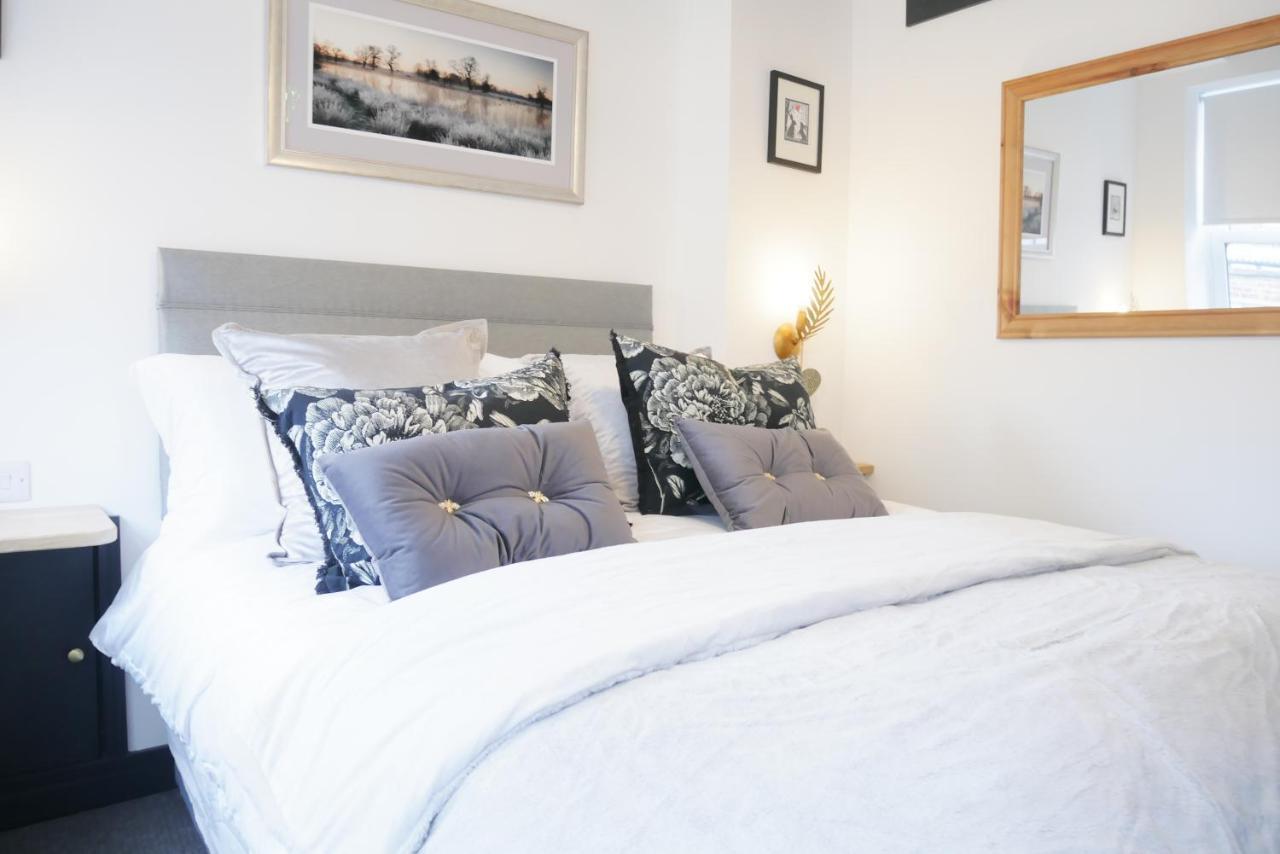 One Bedroom Luxury Ground Floor Apartment With Parking In Heart Holt Холт Экстерьер фото
