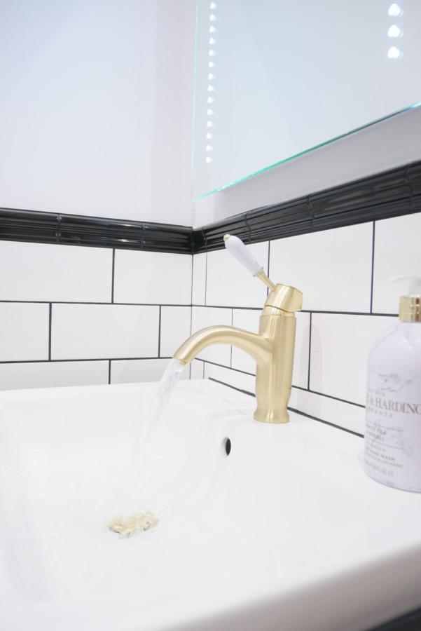 One Bedroom Luxury Ground Floor Apartment With Parking In Heart Holt Холт Экстерьер фото